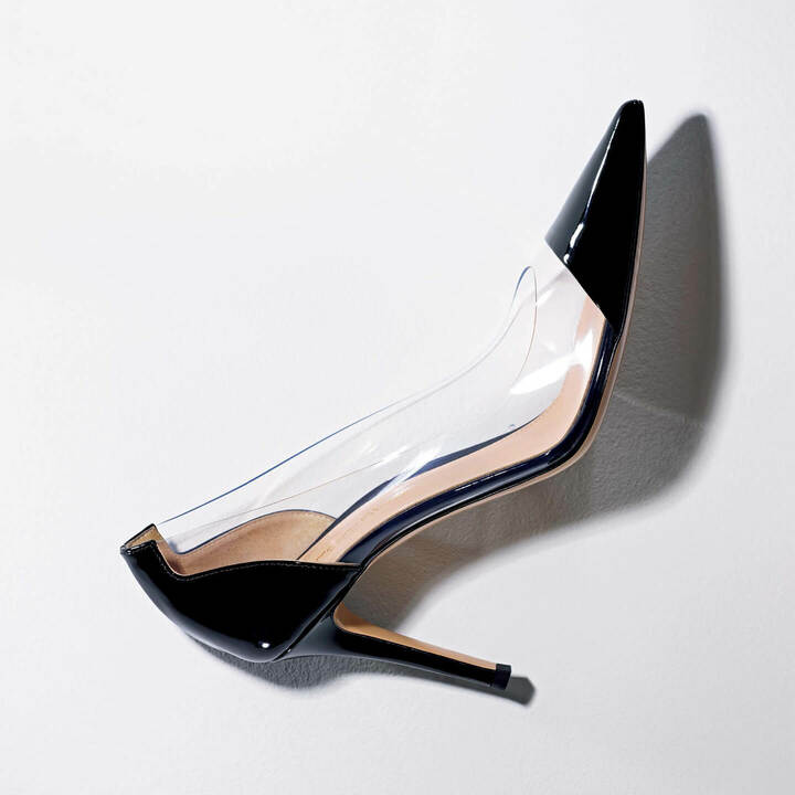 定番のPVC×黒エナメルレザー。8.5cmヒールは、「内なる強さを秘めた都会の女性が日常で快適に過ごせる」とメゾンで位置付けられている。『プレクシィ』￥91,000（ジャンヴィト ロッシ ジャパン）　[Precious2019年3月号248ページ] 