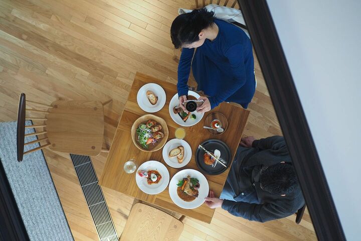 天井に鏡があるテーブル席