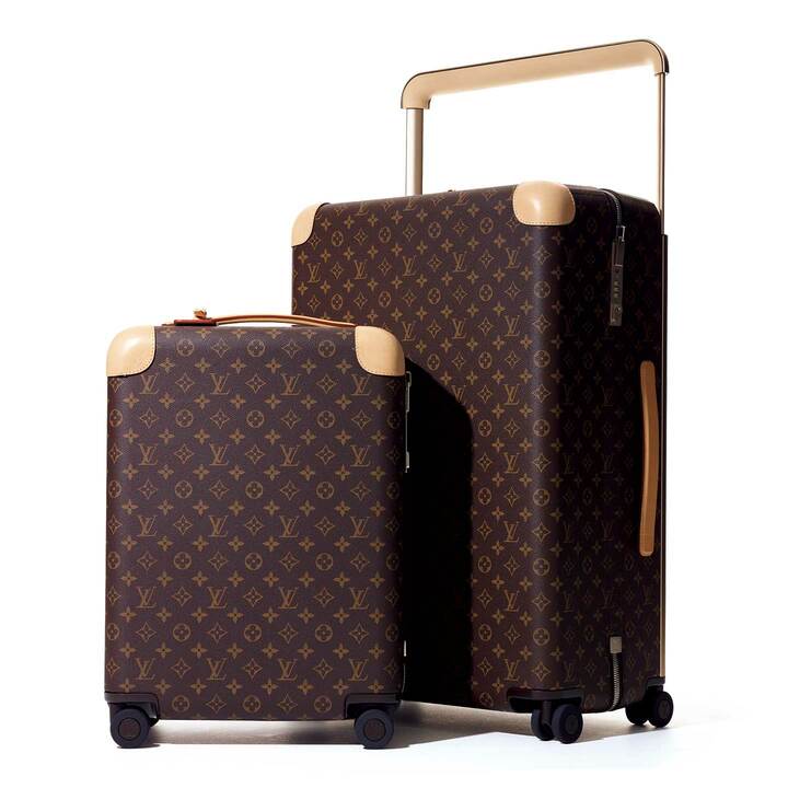 持ち手部分はナチュラルなカーフを採用し、握りやすさまで配慮。トロリー／手前から『ホライゾン 50』￥291,000［縦50×横35×マチ20㎝］・『ホライゾン 70』￥406,000［縦68×横46×マチ26㎝］（ルイ・ヴィトン）