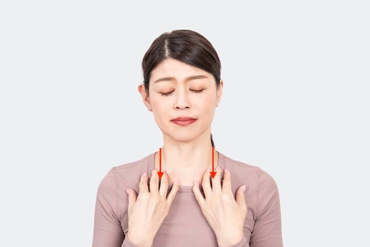 手を使って後頭部から首、鎖骨へとゆっくりと流す