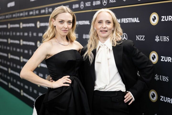 監督のモナ・ファストヴォールドと。