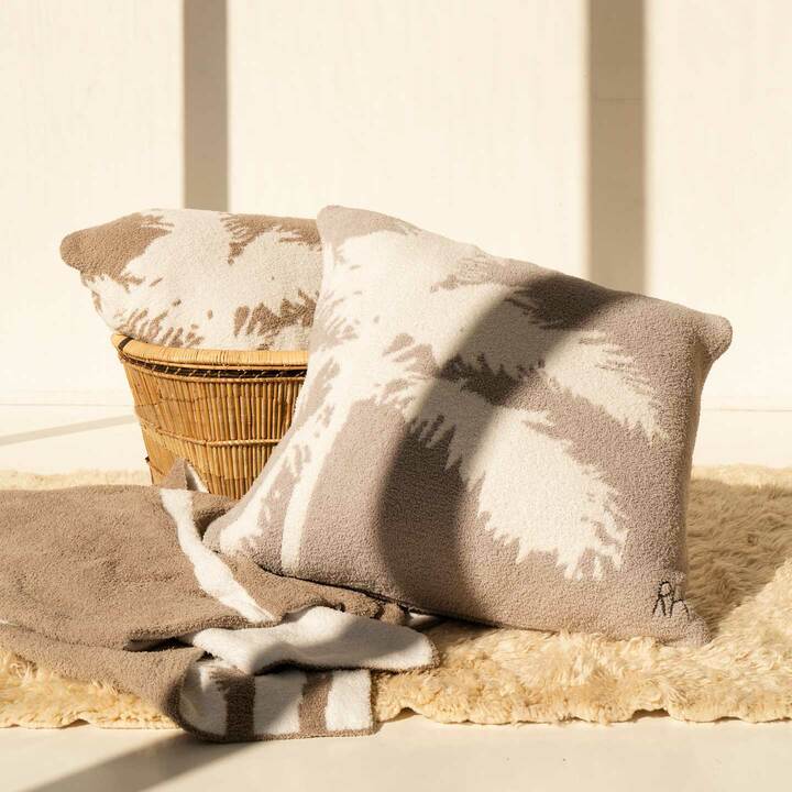 ブランケット￥18,000［幅155×長さ220cm］・クッション￥16,000［縦55×横55cm］（ロンハーマン<ベアフット ドリームス フォー RH カリフォルニア>）