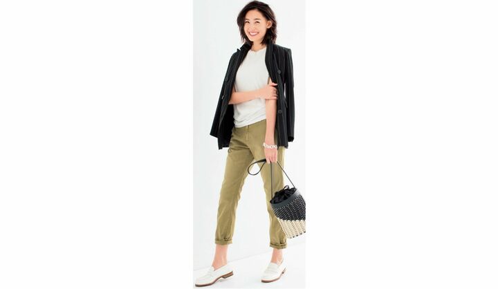 バッグ『Bucket』¥230,000(ドゥロワー青山店〈パコ ラバンヌ〉)、素材:カーフレザー、サイズ:縦22×直径19cm