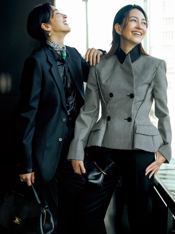 セリーヌのジャケットを着用したモデルのRIKAさんとジバンシィのジャケットを着用したモデルのRINAさん