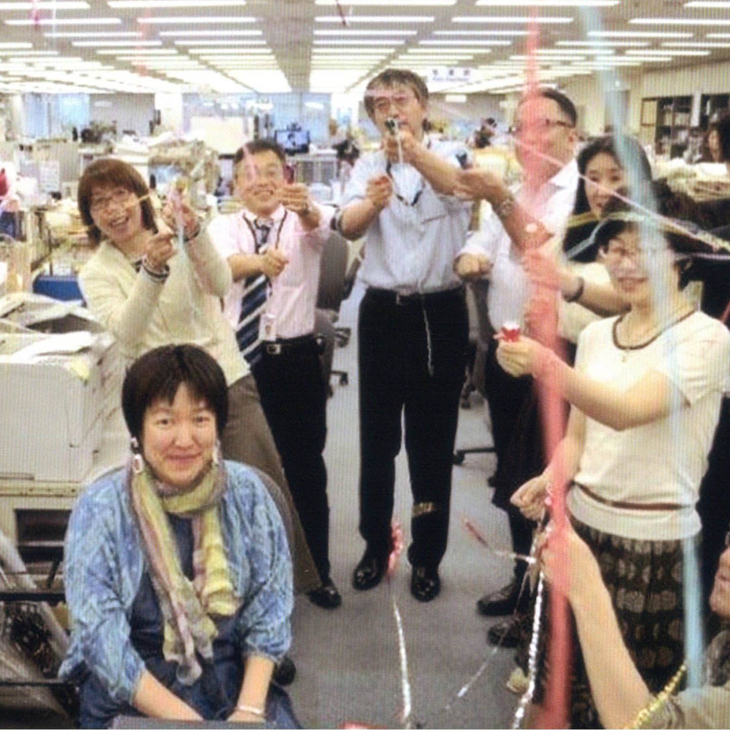 会社では「ゆるキャラ」として、同僚や部下から親しまれた及川さん(写真手前)。48歳の誕生日前日に退社。その日に撮った一枚。