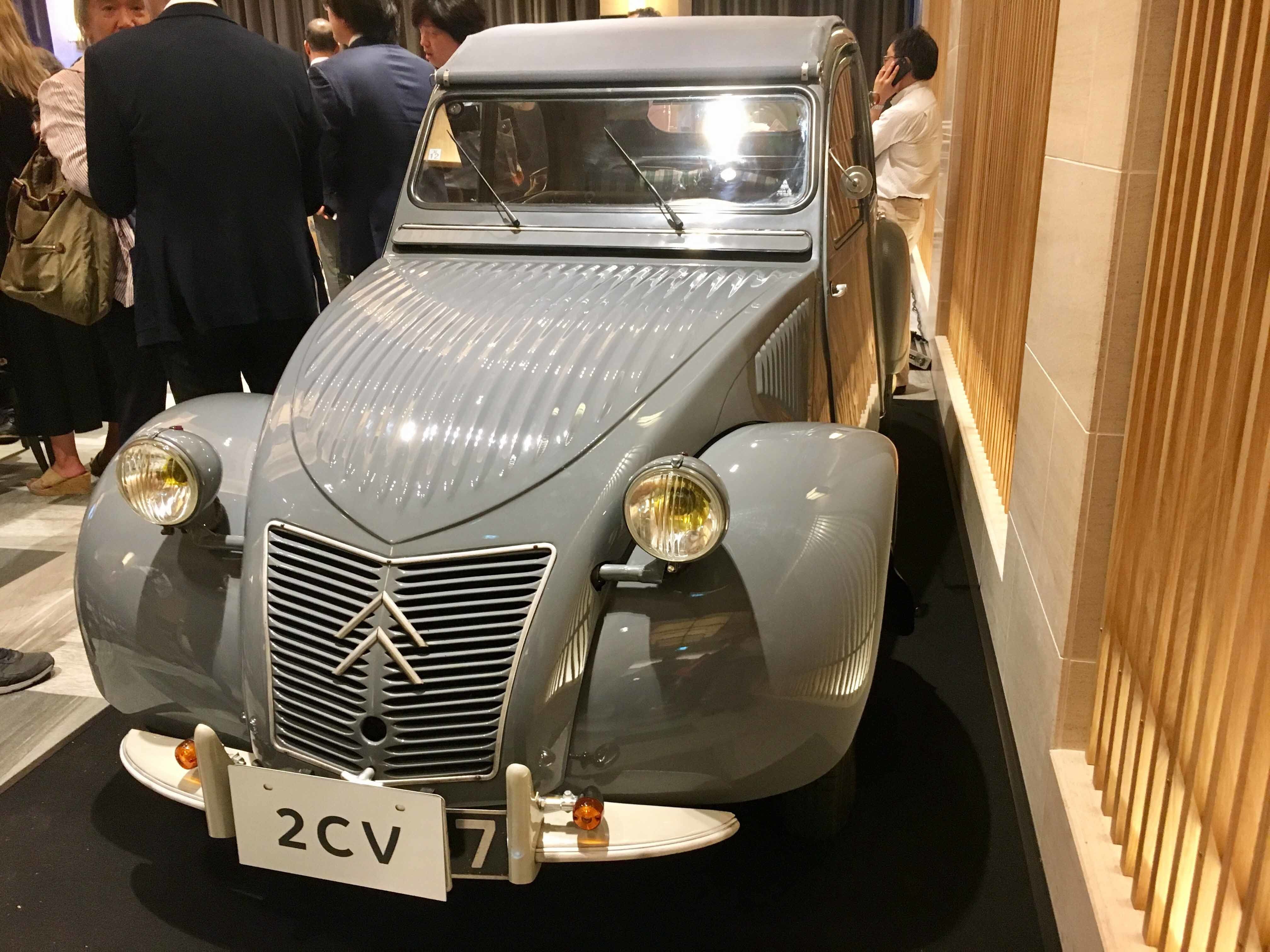 プレス向けに披露された会場では、名車「2CV」も展示されていた。実用に徹しながらも、どこか洒脱な雰囲気が漂うのは、フランスの伝統芸。