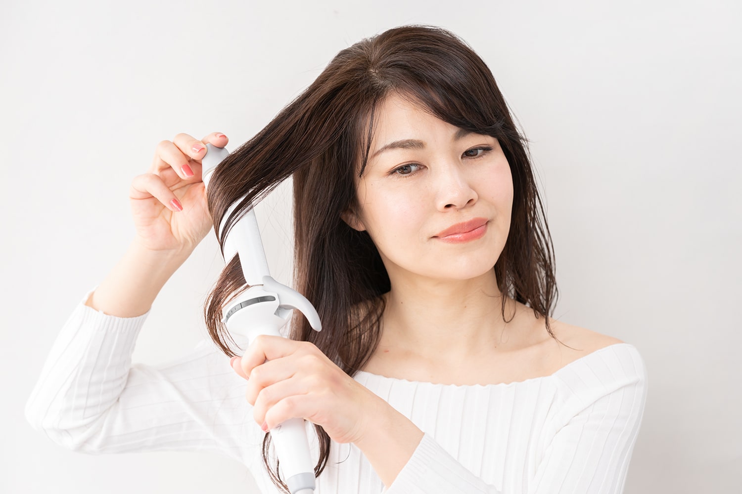 ハチ上は毛束の中間だけをリバース。根元と毛先は逃すように巻いて。逆サイドも忘れずに巻く。