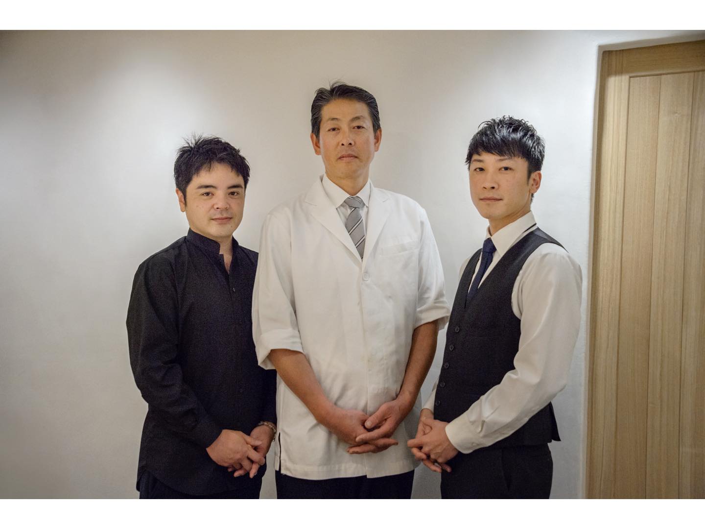 左から赤星さん、西山さん、店長の田中隆太さん。田中さんがこれまでにいちばん衝撃を受けたペアリングは先にご紹介した「フカヒレの天ぷら餡かけ」×「奥能登の白菊 本醸造原酒」の燗ロックだそう。フカヒレの天ぷら、燗ロックとそれぞれ単品でも衝撃的な組み合わせ。ぜひ実際にお試しを!