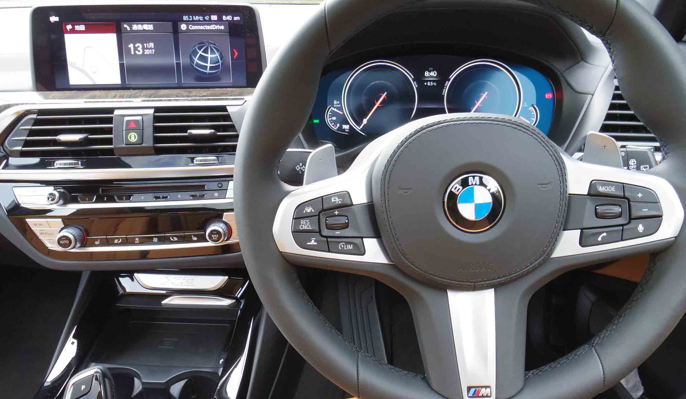 足元の延長に左右の前輪があり、ブラインドタッチで各種操作を行える。BMWが昔からこだわっている部分だ。