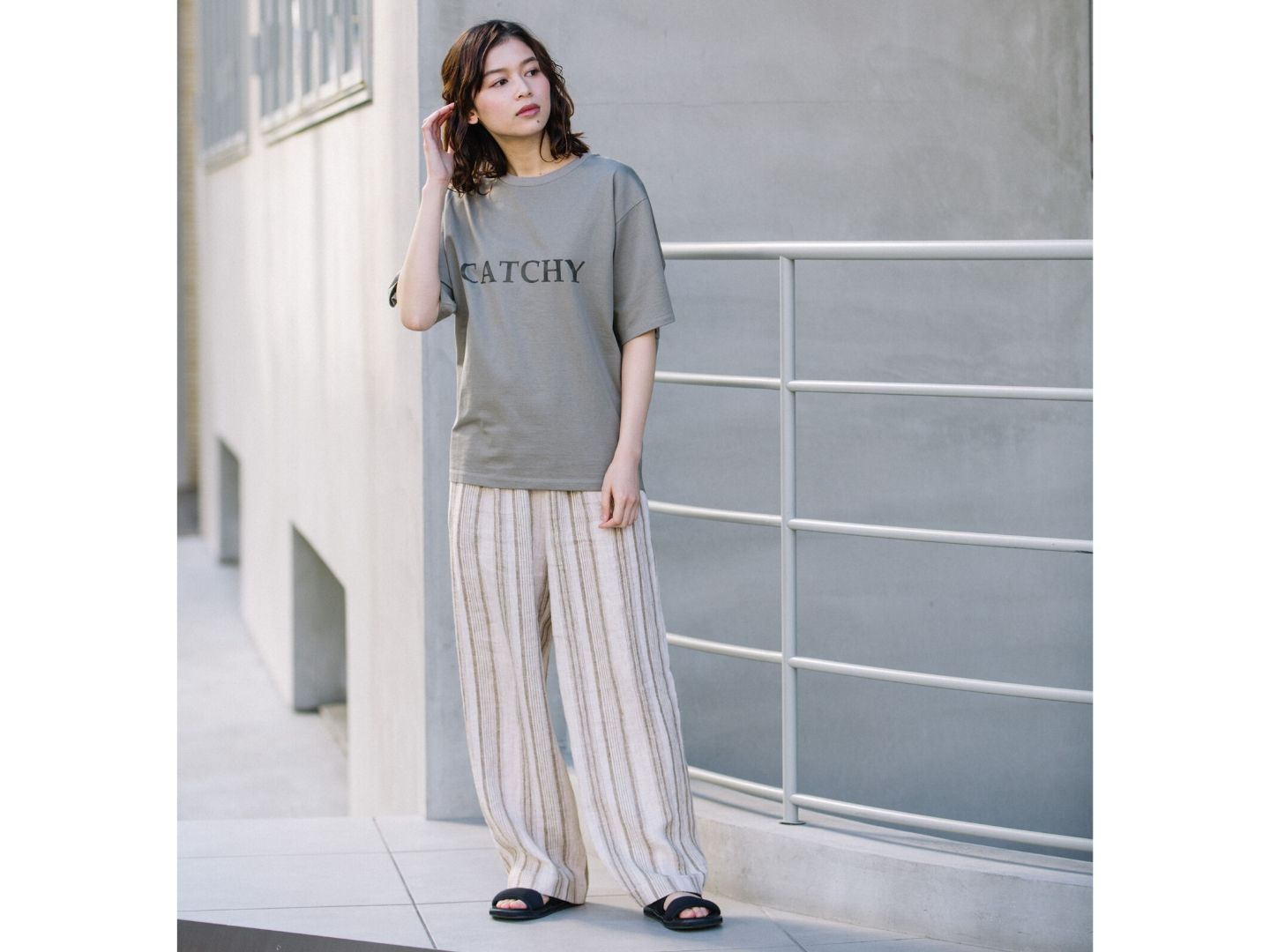 Munich「CATCHYレタードロゴTシャツ」¥9,900「リネンシルクエスニックストライプ イージーパンツ」¥24,200