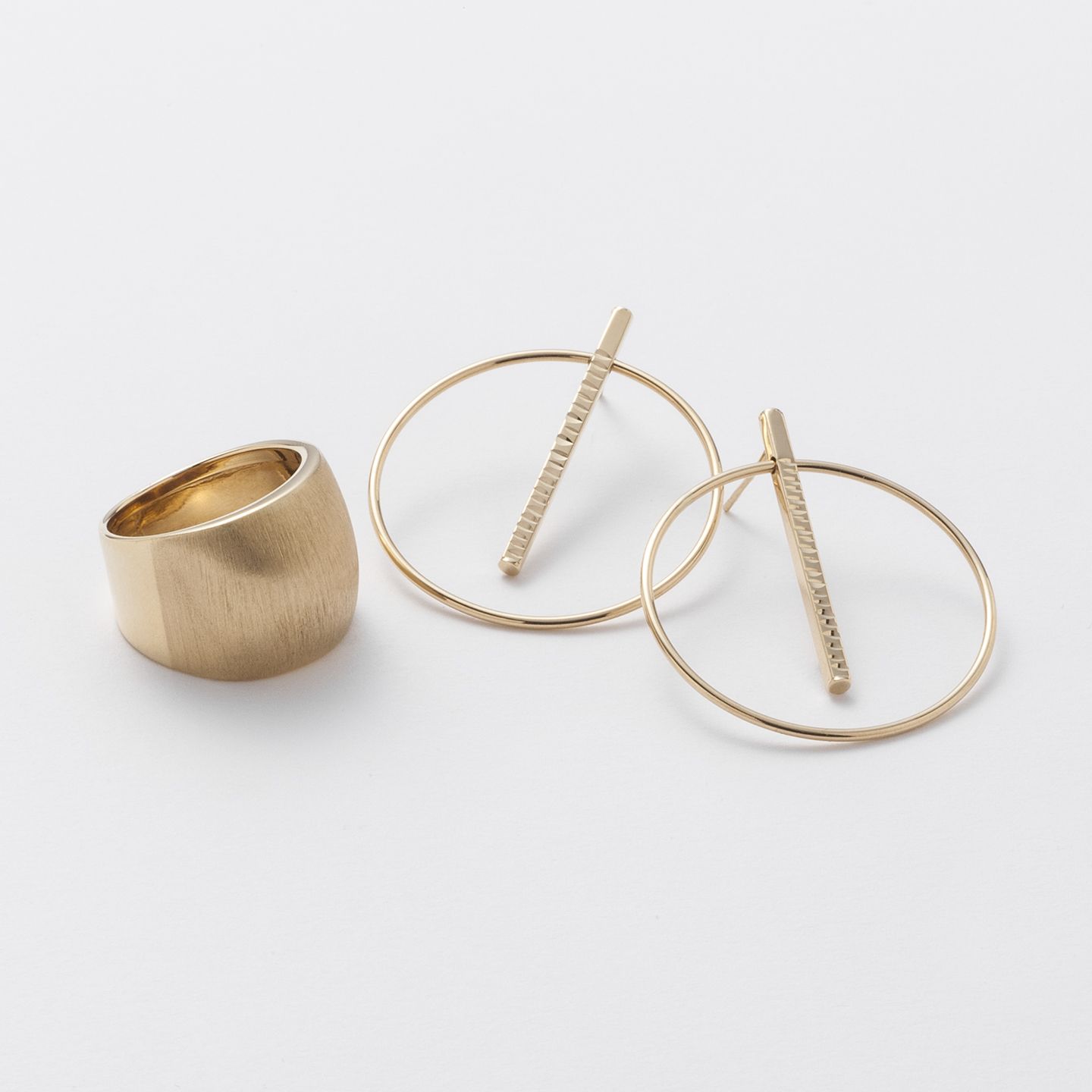 ピアス¥78,000・リング¥110,000(ウノアエレ ジャパン〈ウノアエレ〉)