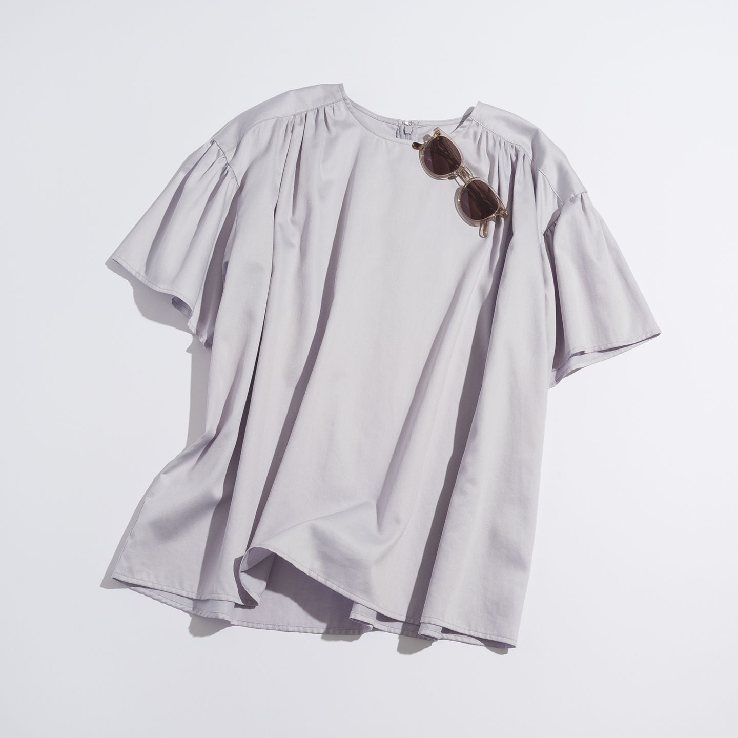 サングラス¥33,000(BEAMS ONLINE SHOP〈ブラン〉)プルオーバー¥19,000(トラデュイール)