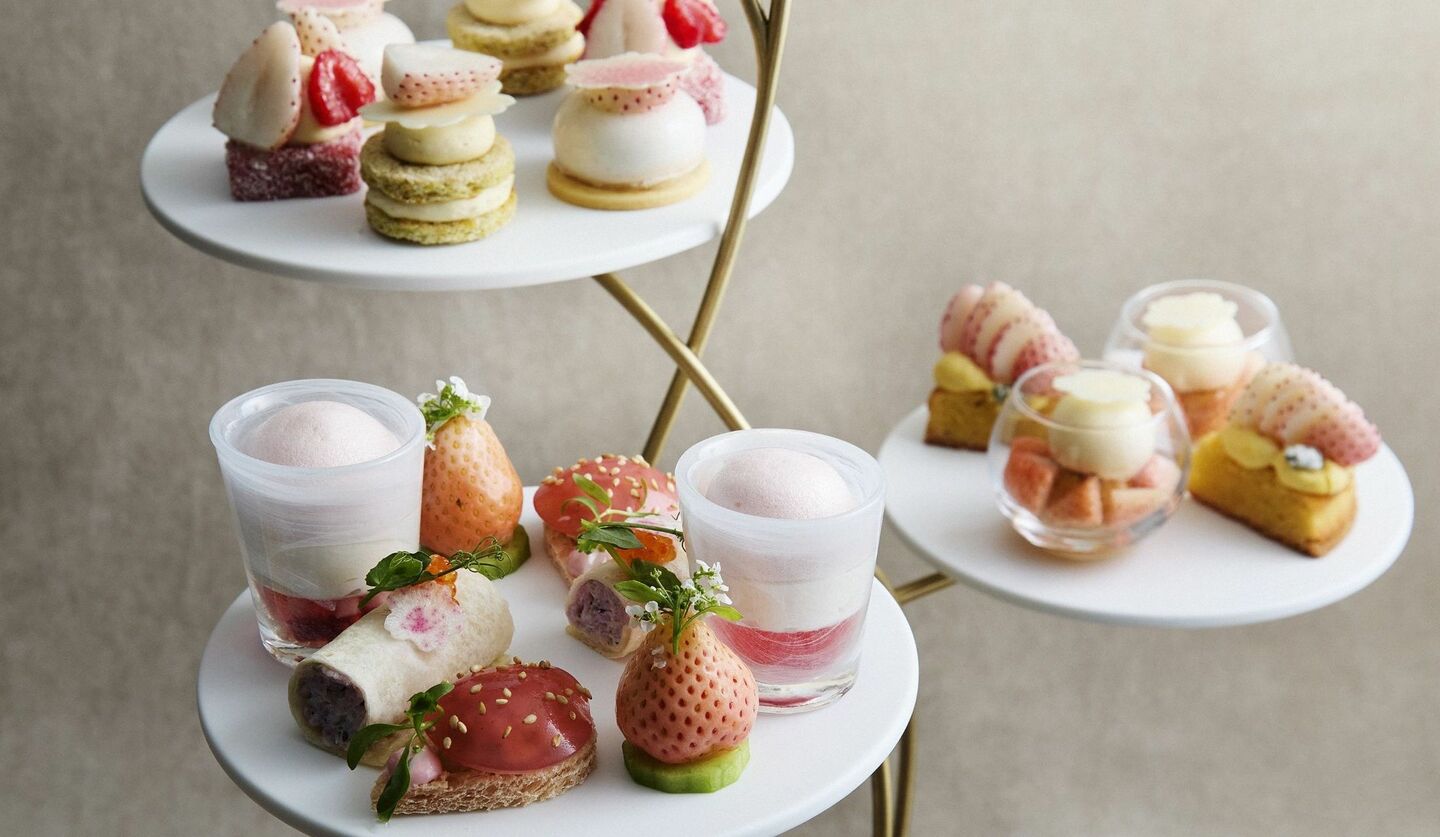 JWマリオット・ホテル東京の「JWストロベリーアフタヌーンティー ～白苺と桜～」の画像
