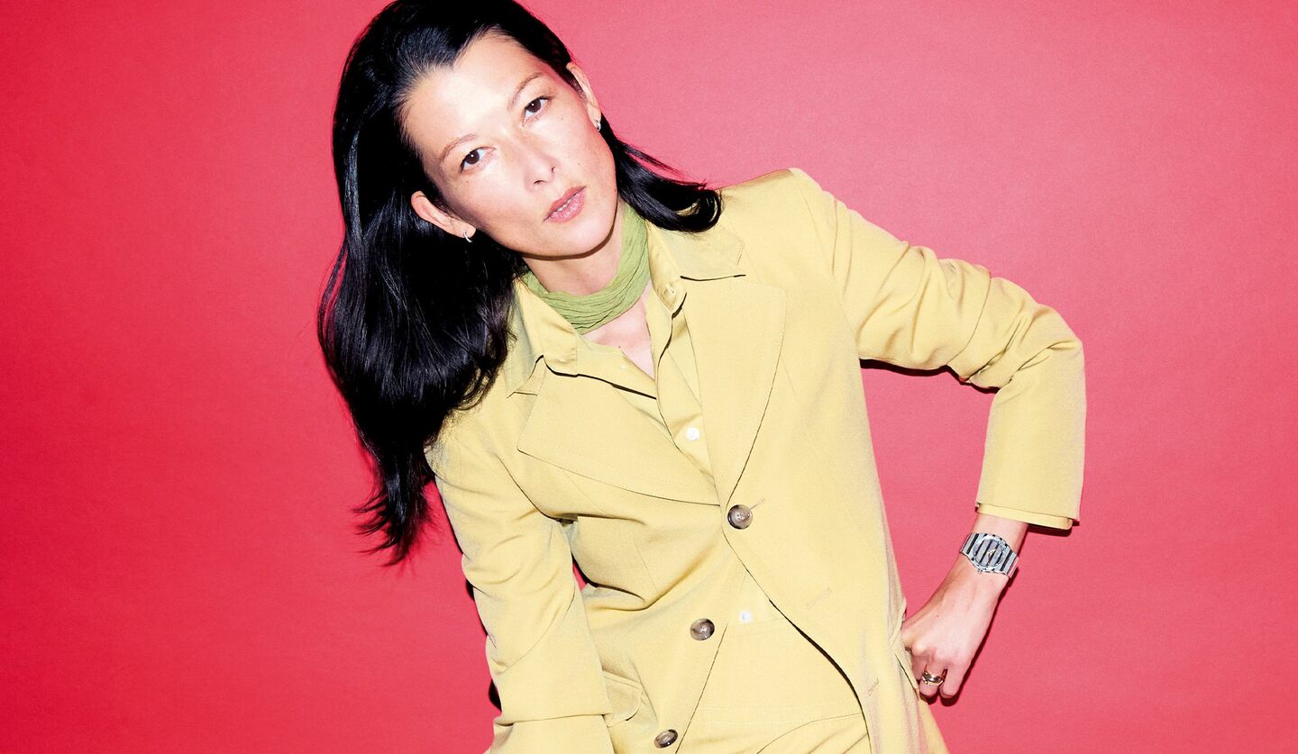 アミ パリスのセットアップとピアジェの時計を着用したモデル。時計のアップ。