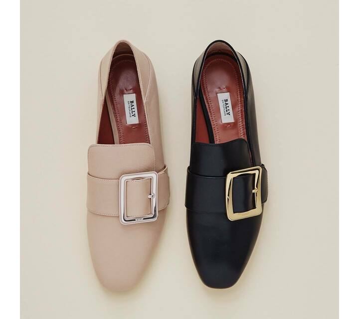 シューズ「ジャネッレ」（カーフレザー）各¥ 72,000