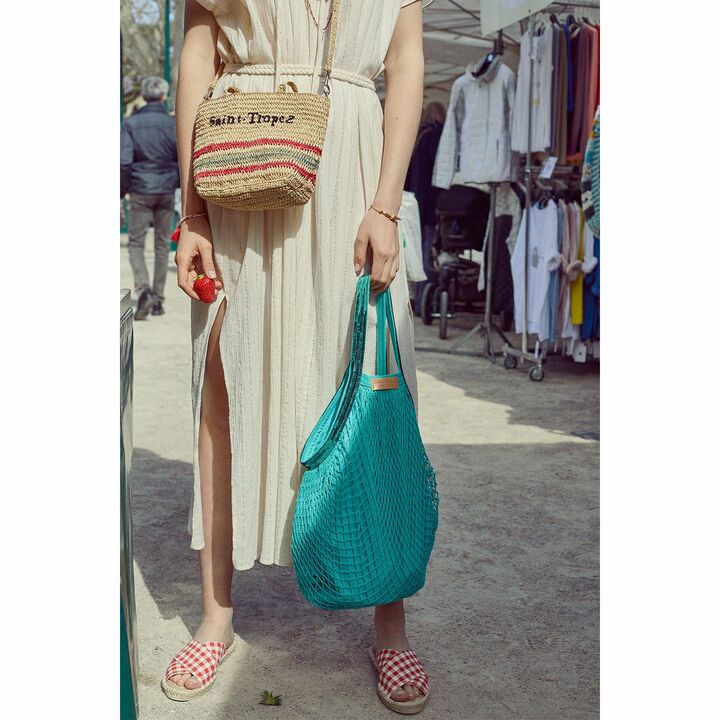 上/バッグ「サントロペラフィアポシェット」¥23,000・下/バッグ「コットンネットバッグ」¥7,500(税抜)