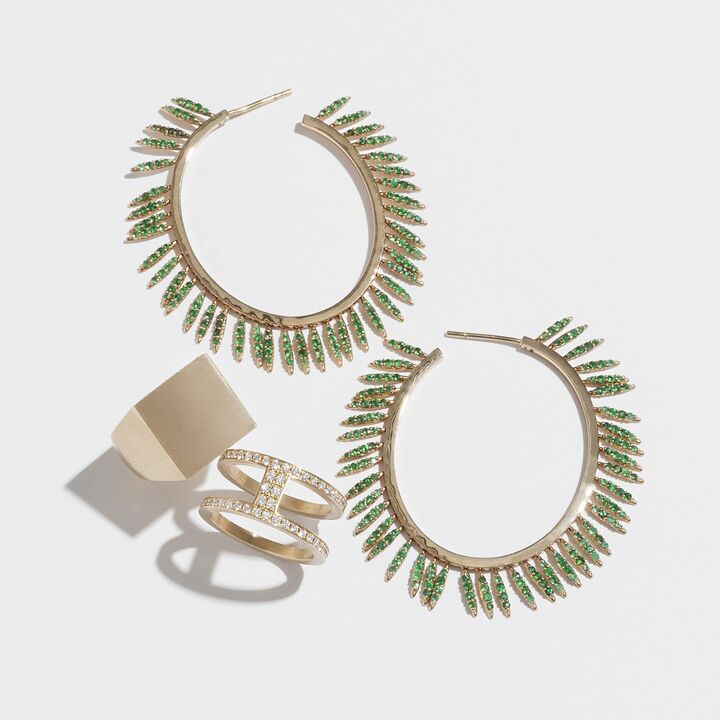 ［上］ピアス￥985,000（イレアナ・マクリ 伊勢丹新宿店）［下左］リング￥370,000・［下右］リング￥450,000（シハラ ラボ〈シハラ〉）