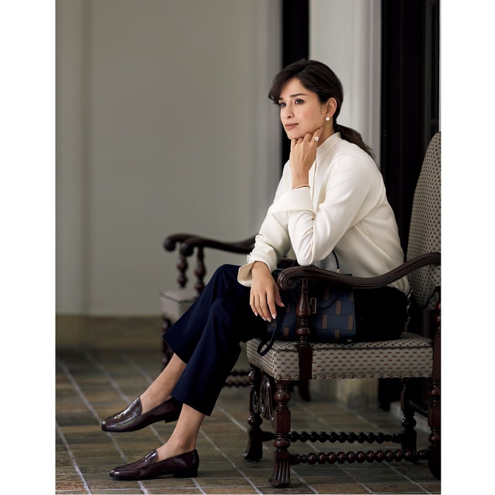 靴『マルセル』［ヒール1.5㎝］￥85,000（ジャンヴィト ロッシ ジャパン）、シャツ￥85,000（ポステレガント）　パンツ￥67,000（アオイ〈ポール カ〉）、バッグ￥480,000（ヴァレクストラ・ジャパン）、〝M/G TASAKI〟のピアス￥321,000・リング￥500,000・〝TASAKI〟のバングル￥680,000（TASAKI）