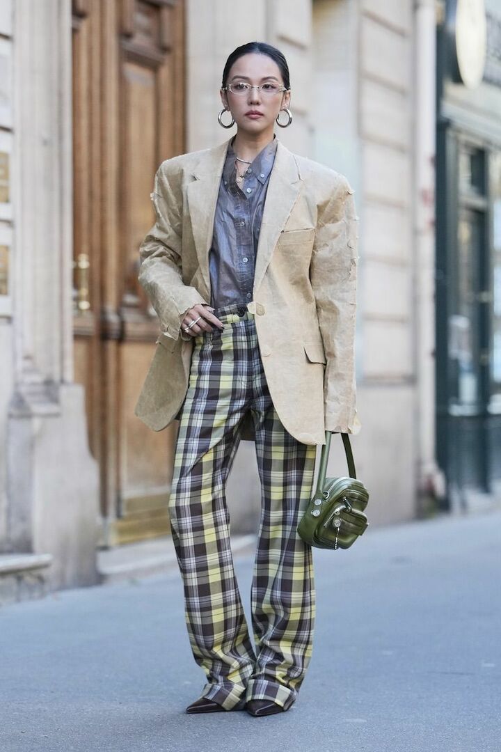 スリークなまとめ髪、クリアアイグラス、シルバーイヤリングのコンビネーションで顔周りを格好良く。