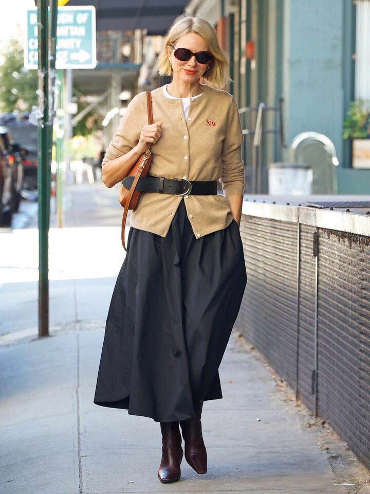 マチュアなベージュの装いを纏った海外のファッショニスタ