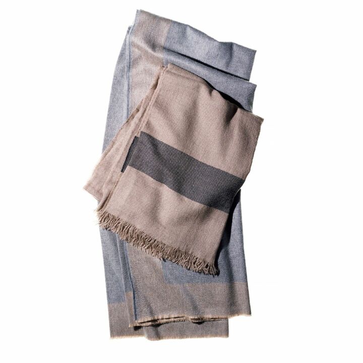 ブランケット 奥から／「アラン」￥190,000【縦150×横200cm】・「ロナ」￥98,000【縦130×横180cm】（ボーダレス〈ベグ アンド コー〉）　[Precious2018年11月号98ページ]