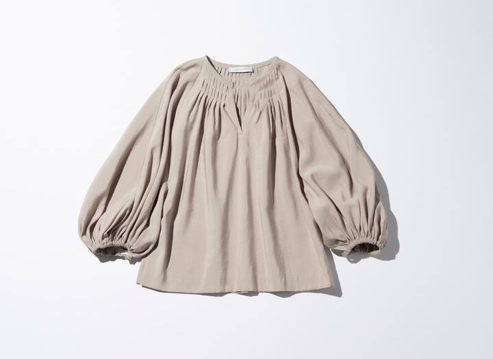 ピンタックとボリュームスリーブが女性らしさを盛り上げて。ブラウス［4月発売予定］￥26,000