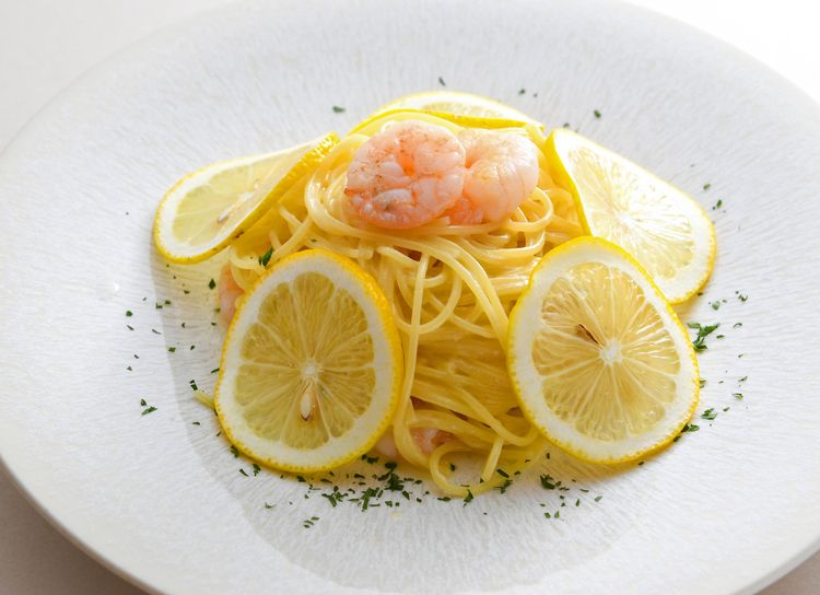ビタミンがたっぷりのパスタ。『海老のレモンクリームフェデリーニ(果実のスープ付)』 1,650円(税込)