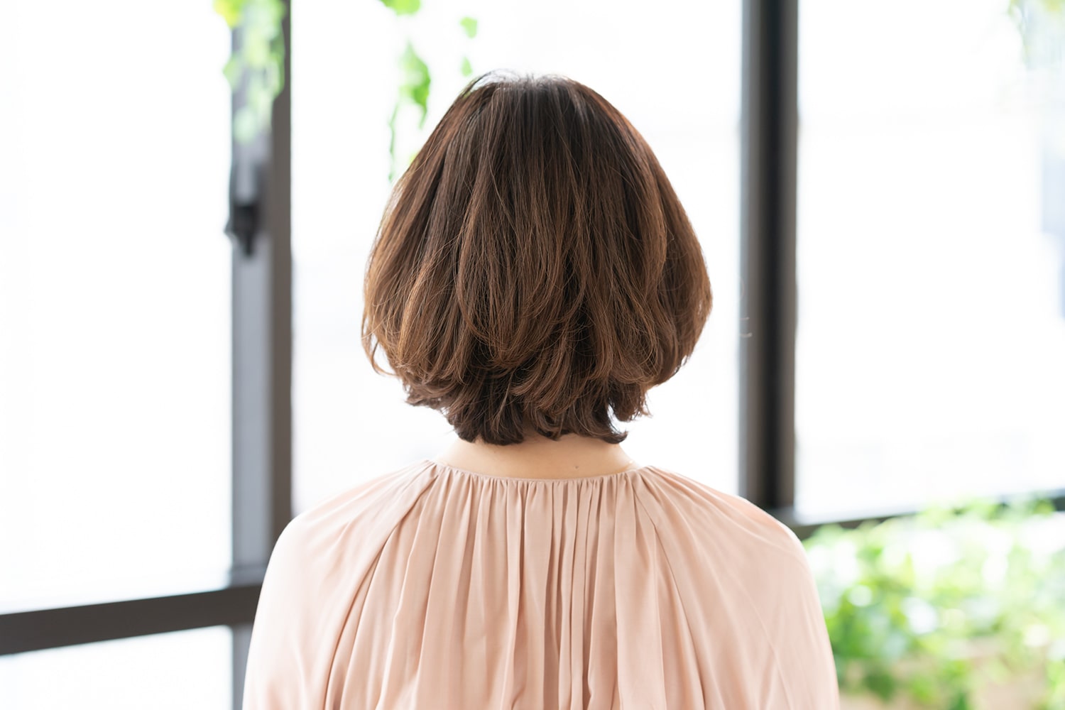 うねりやすい髪質なのに硬さもあるモデルさんの髪。「スタイリングに軽さと柔らかさを出すには、パーマをかけておくと扱いやすくなります。毛先を中心に細めのロットで内巻きにするだけで、菱形のフォルムが作りやすくなります」(中山さん)