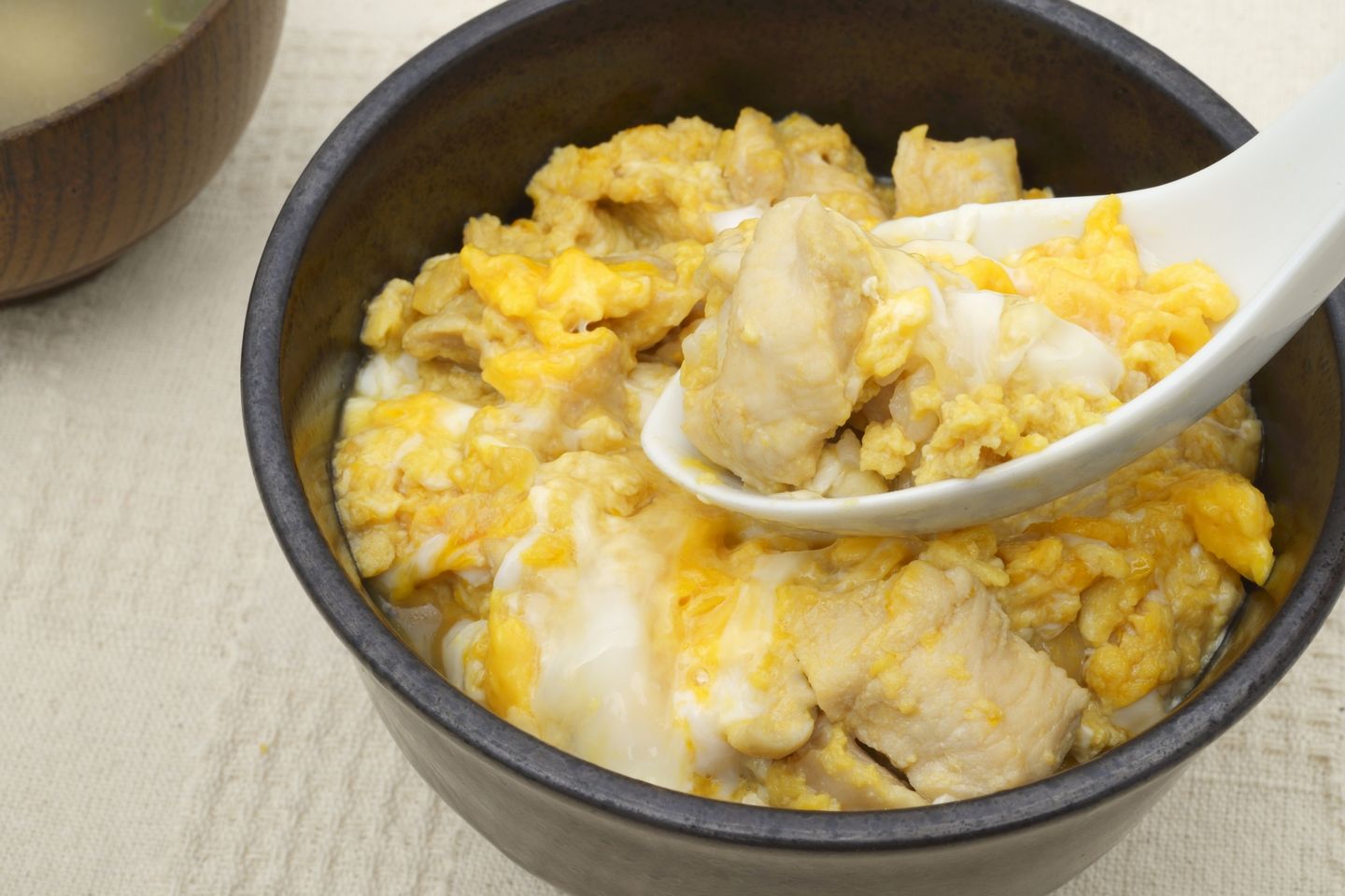 スプーンで具をすくって食べられるのは親子丼ならでは