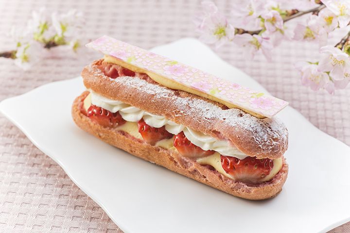 桜風味のエクレア生地に、桜あん、カスタード、苺、生クリームを挟み込んだ「桜エクレール」