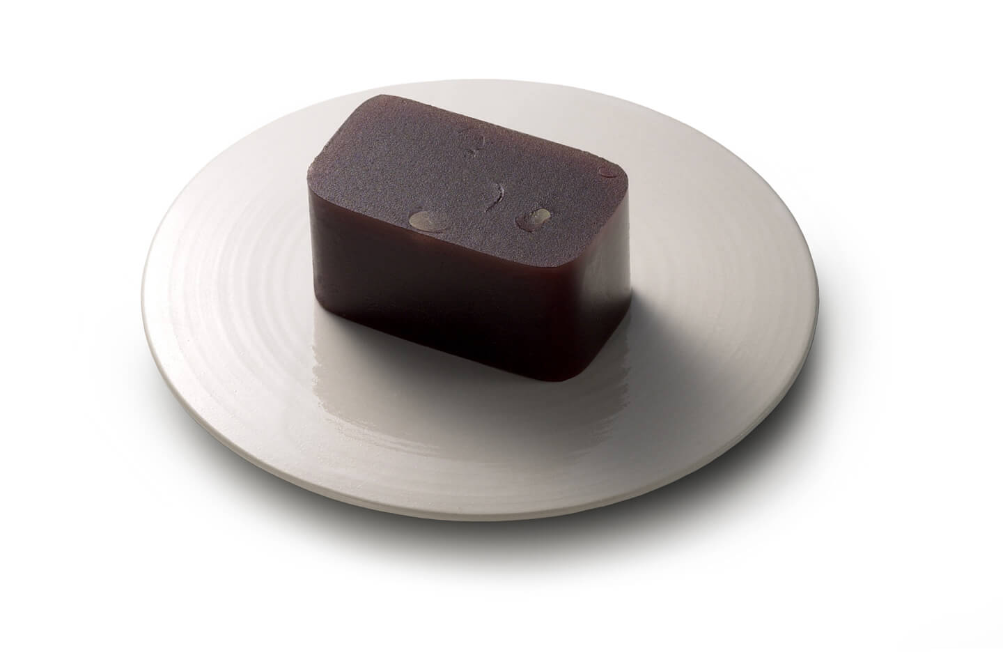 400年以上前に、今の羊羹の原形型となる和菓子ができていたのだとか/とらや 小倉羊羹『夜の梅』