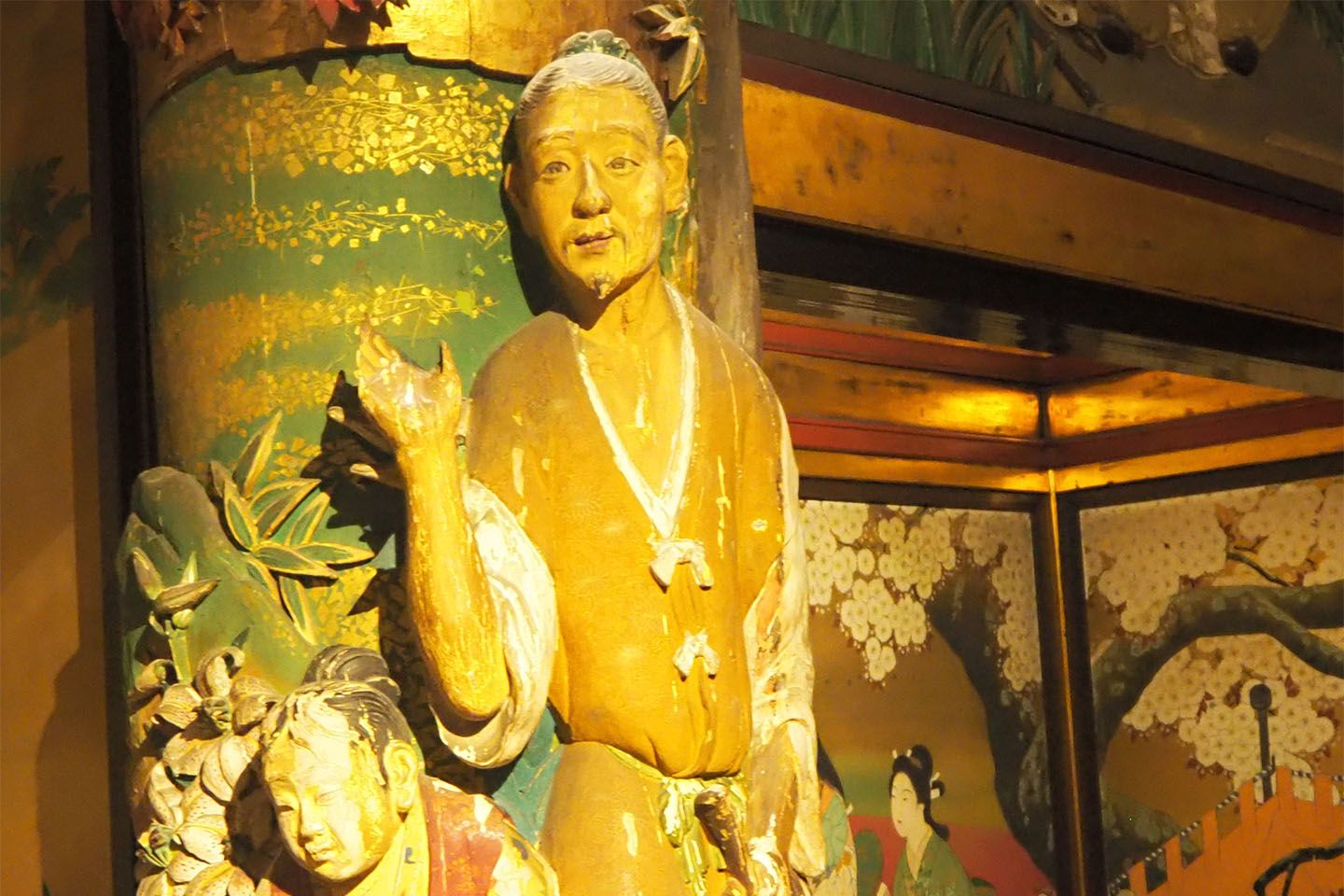 巨大な檜の柱には中国の漁樵問答の一場面が彫られています。