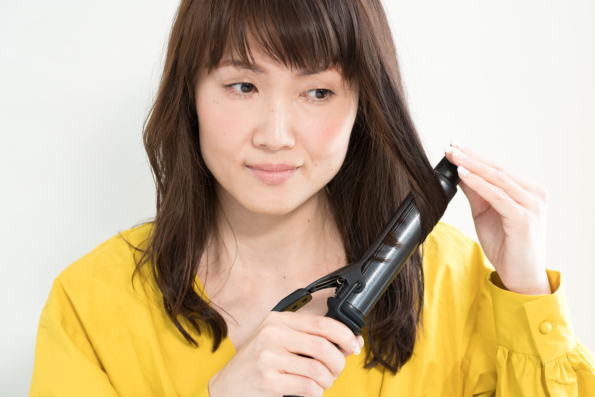 サイドの髪を巻く。
