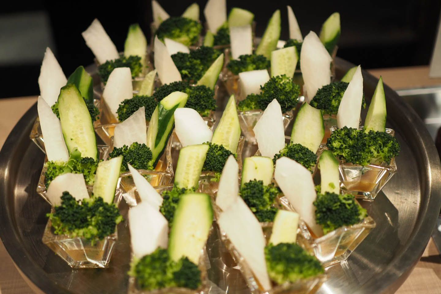 この日のメニューのひとつは、「スティック野菜 納豆ディップ添え」。