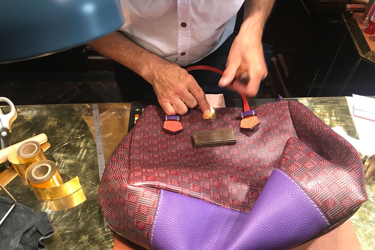 金箔をバッグに置きます。