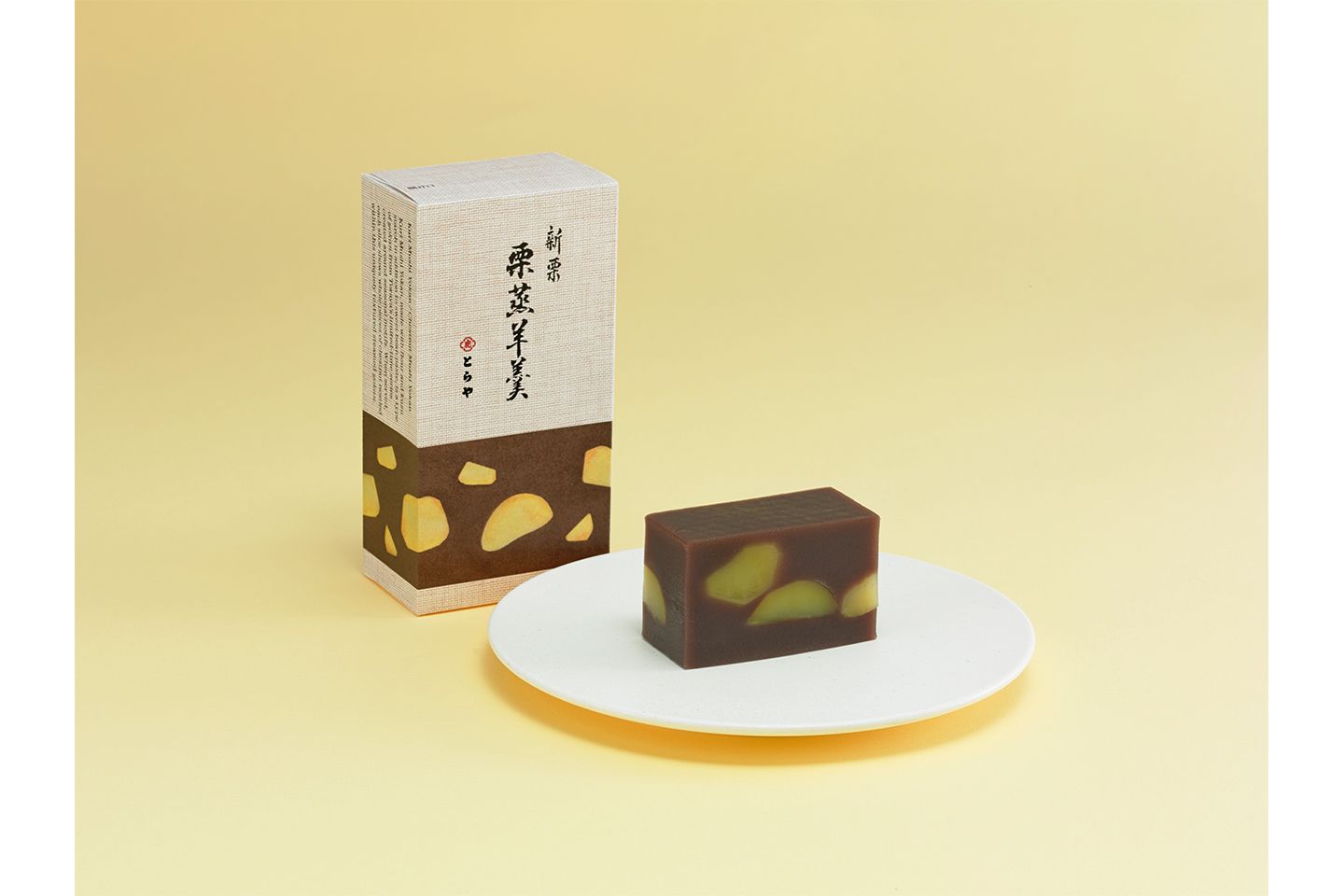 栗の入った栗蒸羊羹や抹茶味など多彩な羊羹がつくられています/とらや 『栗蒸羊羹』 中形 2,376円(税込)※販売期間:9月中旬~11月中旬