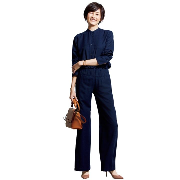 シャツ・パンツ(トヨダトレーディング〈アスペジ〉)、ピアス・バングル(ホアキン・ベラオ)、バッグ(トッズ・ジャパン)、靴(ジャンヴィト ロッシ ジャパン) 撮影/黒沼 諭 BY:『Precious2月号』小学館、2021年