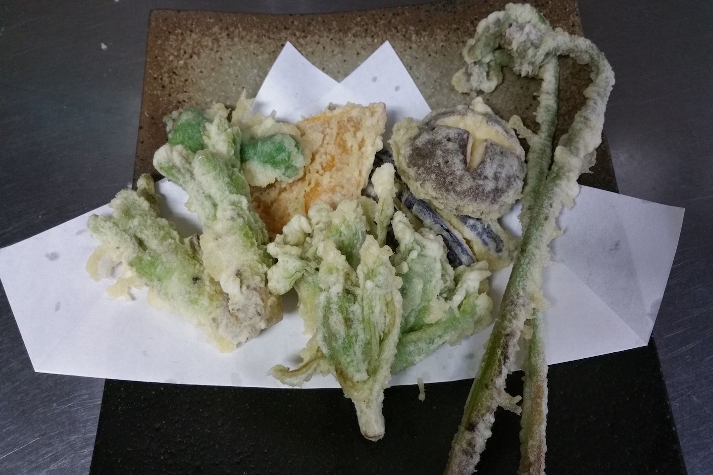 期間限定「山菜てんぷら盛り合わせ」はたらの芽、ふきのとう、わらびなど、春を代表する山菜がズラリ!