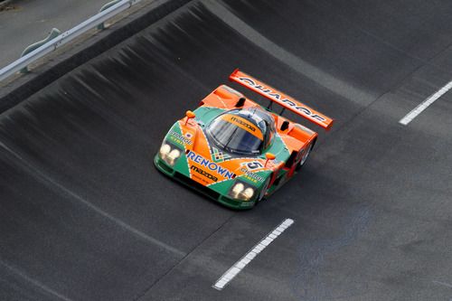 1991年のル・マン24時間耐久レースで、マツダはロータリーエンジン搭載車で初となる総合優勝を遂げた。 その記念すべきプロトタイプレーシングカー「787B」55号車は広島のマツダミュージアムで動態保存されていたが、 昨年9月に開催されたファンミーティングに登場し、高速周回路を疾走した。 ステアリングを握ったのはレーシングドライバーの寺田陽次郎。