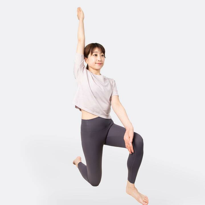 右腕を耳にくっつけるようにまっすぐ上げる