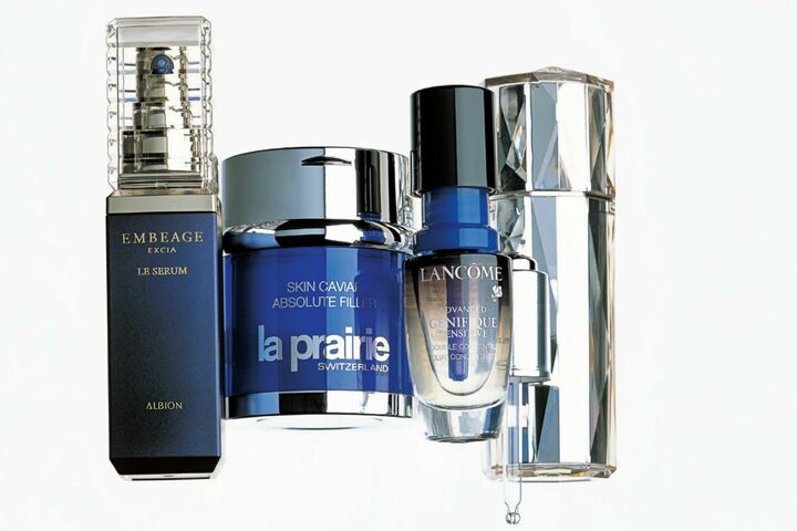 左から／［１］アルビオン エクシア アンベアージュ ル セラム 40ml ￥38,000、［２］ラ・プレリー SC アプソル フィラー 60ml ￥66,900、［３］ランコム ジェニフィック アドバンスト デュアル コンセントレート 20ml ￥10,000、［４］資生堂インターナショナル クレ・ド・ポー ボーテ ル・セラムｎ（医薬部外品）40ml ￥25,000