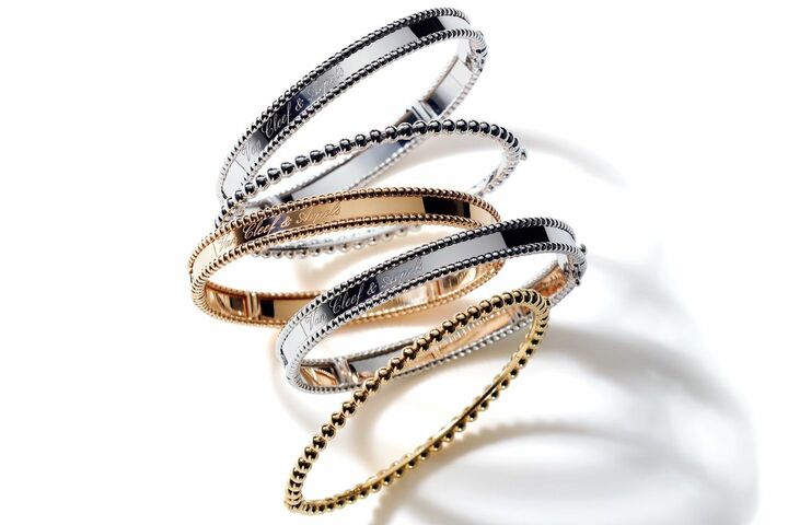 ブレスレット「ペルレ」上から／シニアチュール￥690,000［ホワイトゴールド］・ゴールドパール￥485,000［ホワイトゴールド］・シニアチュール￥650,000［ローズゴールド］・シニアチュール￥690,000［ホワイトゴールド］・ゴールドパール￥460,000［イエローゴールド］（ヴァン クリーフ＆アーペル ル デスク）　［Precious2019年7月号79ページ］