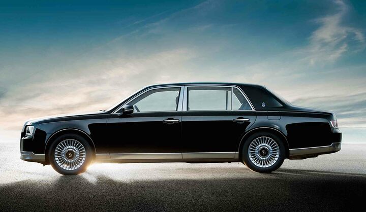 欧州のショーファードリブン・カーにも負けない堂々としたスタイリングと、日本特有の繊細な美を宿した新型センチュリーの価格は1960万円（税込み）。手仕事の工程が多いこともあり、月産台数はわずか50台。