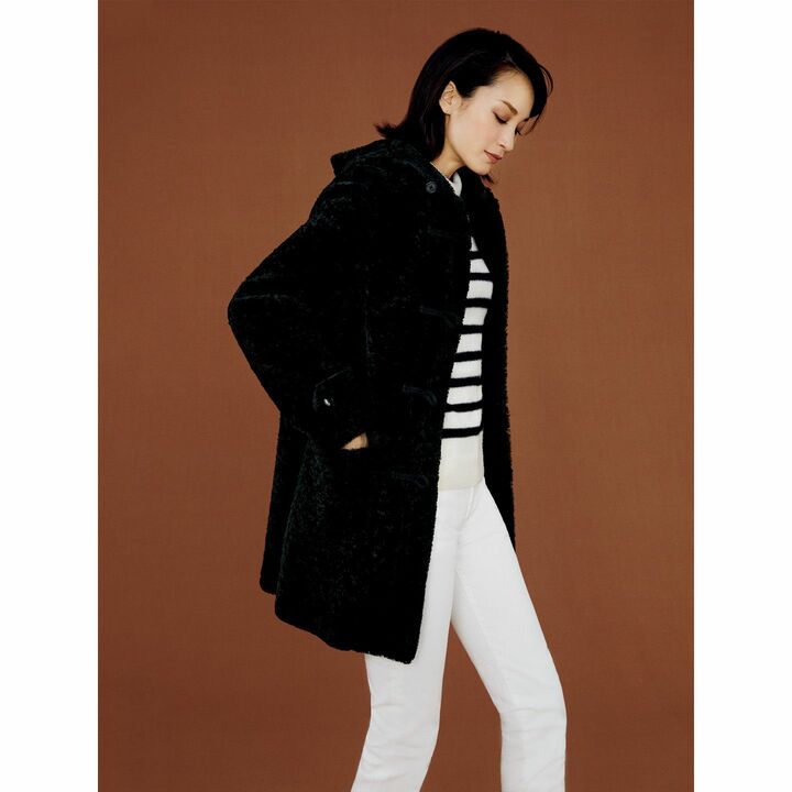 コート￥680,000・ニット￥110,000・パンツ￥75,000（サンローラン〈サンローラン バイ アンソニー・ヴァカレロ〉）　［Precious2019年10月号148ページ］