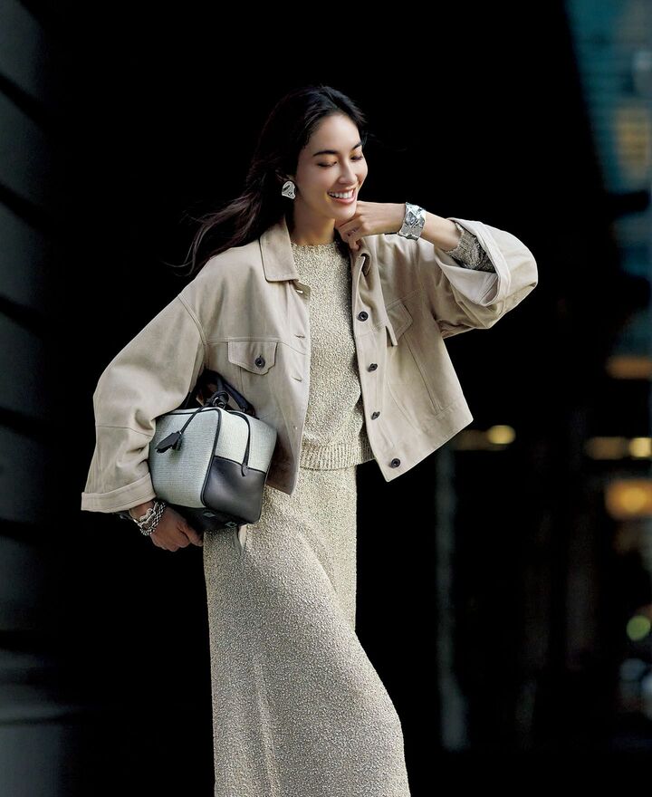 ブルネロ  クチネリのウエアを着用したモデルの立野リカさん