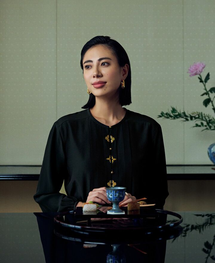 ルイ・ヴィトンのワンピースを着用したモデルの土屋巴瑞季さん