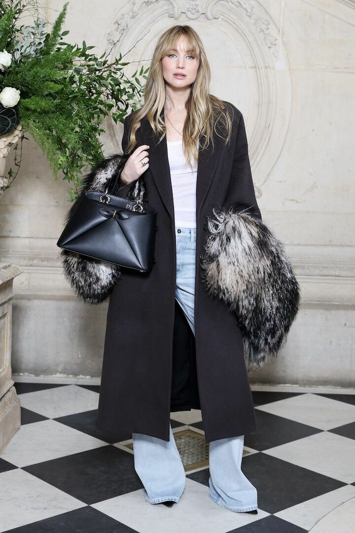 ローライズ×フレアのデニムで格好良さとフェミニンを両立。