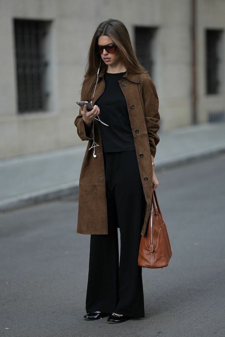 定番のウールよりも、ちょっぴり特別感のあるスエードコートがシンプルコーデのなかで威力を発揮。