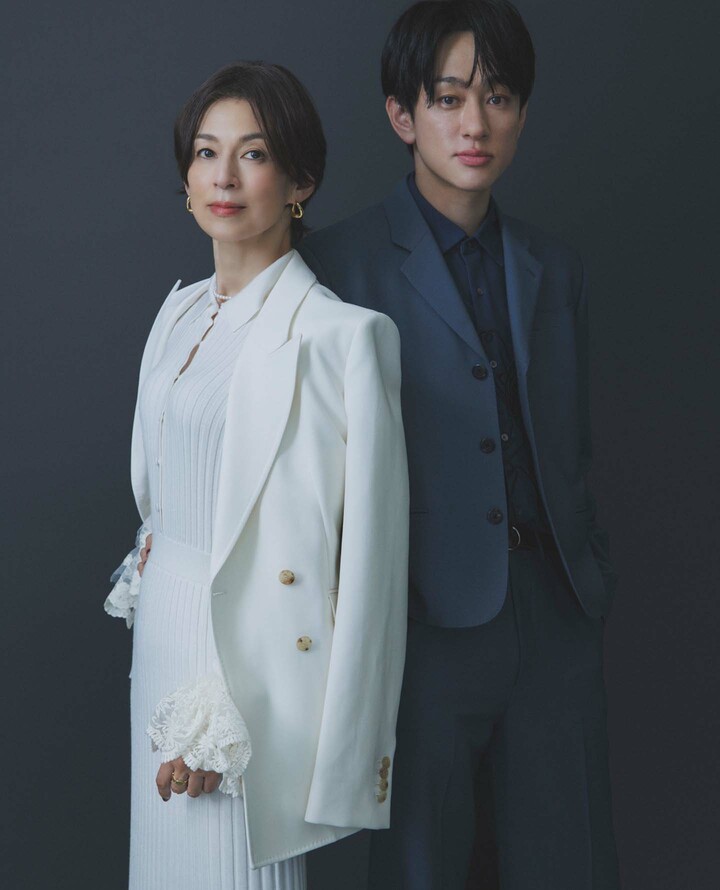 ドラマ『スキャンダル イブ』に出演中の鈴木保奈美さんと横山 裕さん