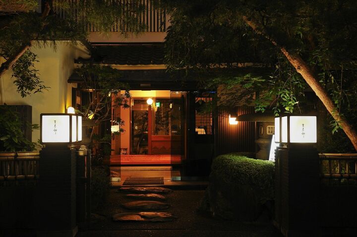 風情のある店の入り口